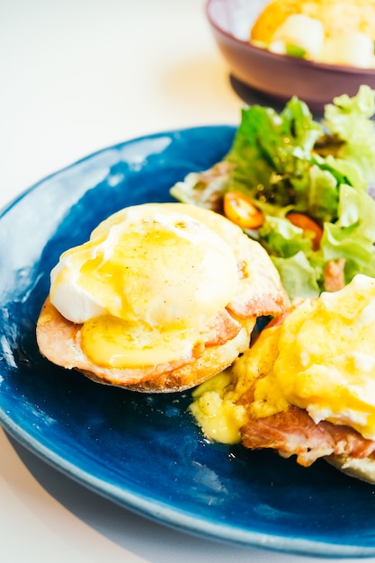 Free photo eggs benedict with ham and sauce on top