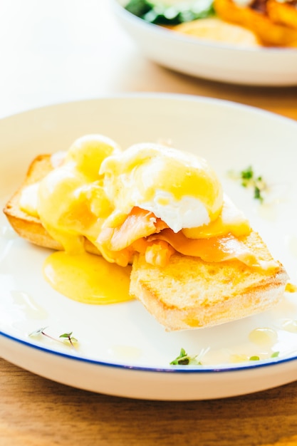 Eggs benedict with salmon