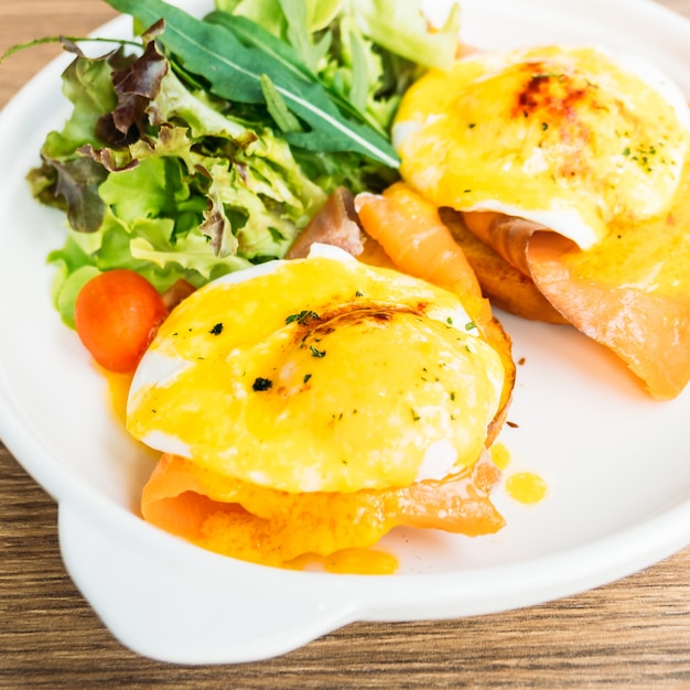 Free photo eggs benedict with smoked salmon