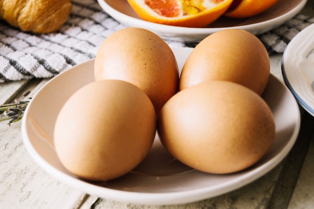 Foto gratuita uova per la colazione sul tavolo