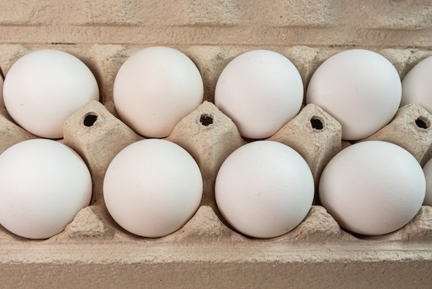 Яйца на коричневом фоне
