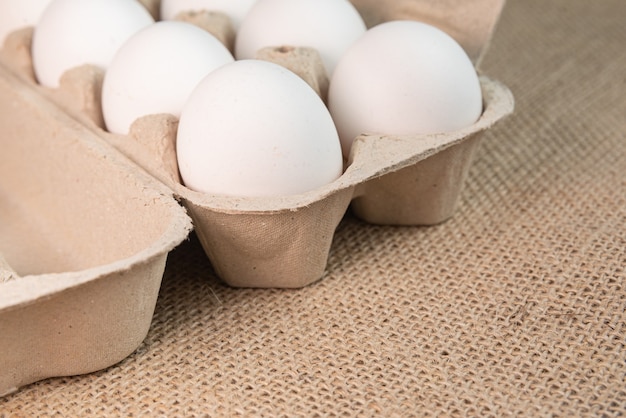 Яйца на коричневом фоне