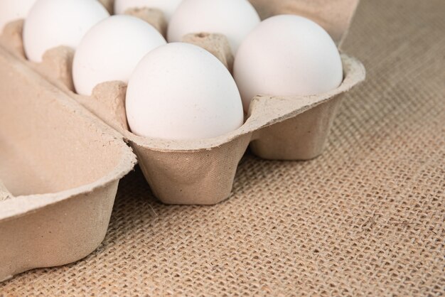 Яйца на коричневой поверхности