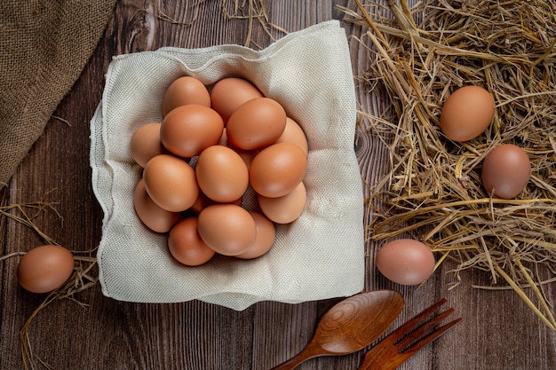 마른 잔디와 삼 베에 컵에 계란.