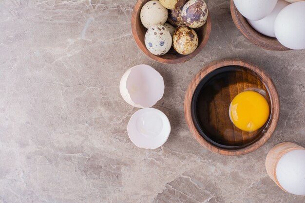 木製のカップに卵と卵黄。