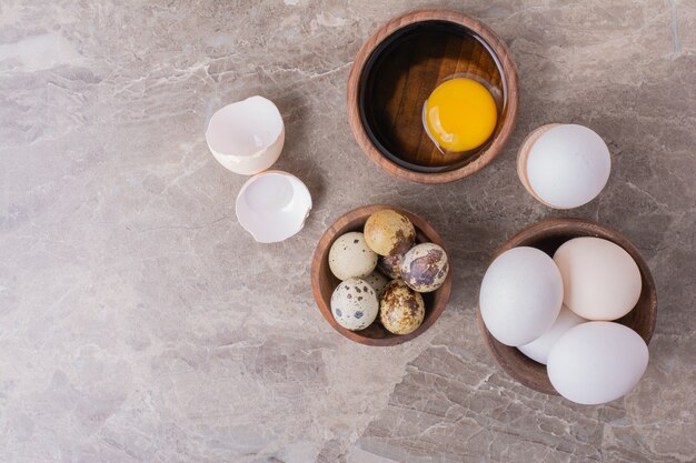 반죽을 만드는 재료로 계란과 달걀 노른자