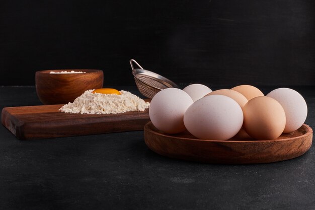調理材料としての卵と小麦粉。