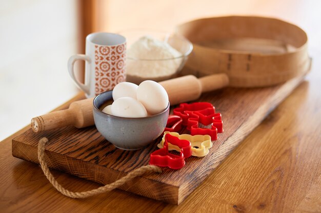 The eggs,forms,and rocking chair stand on the table