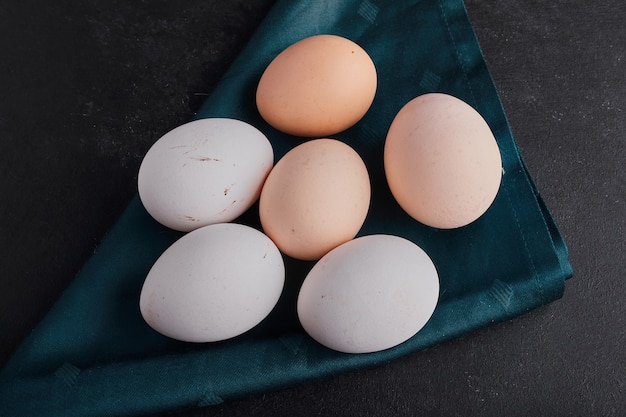 검은 색 표면, 평면도에 녹색 식탁보에 계란.