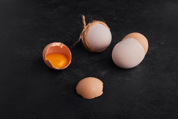 Яйца, изолированные на черном backgroun.