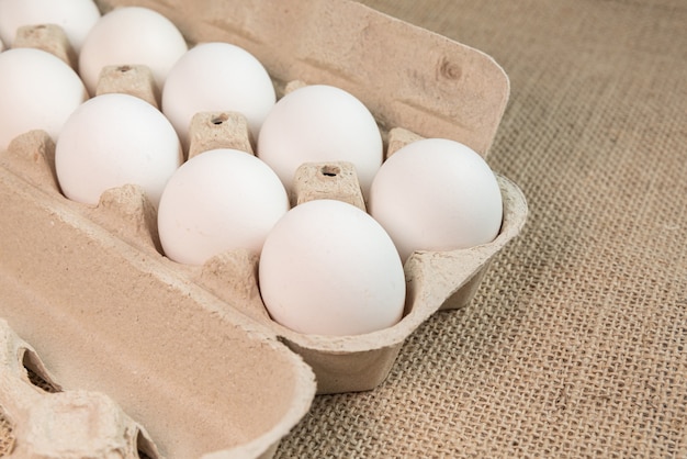 Бесплатное фото Яйца на коричневой поверхности