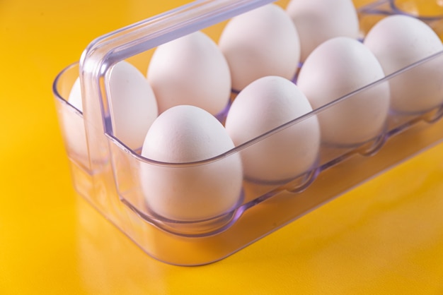Бесплатное фото Яйца на желтом столе
