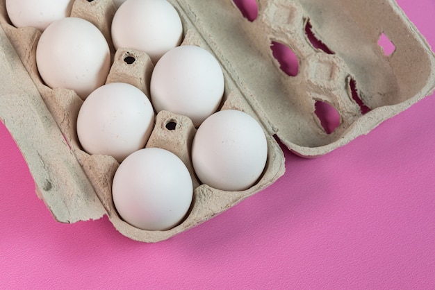 Foto gratuita uova sulla superficie rosa