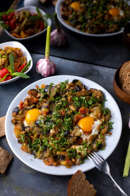 яйца овощи приготовленные соленые перцы вместе с буханками хлеба на белой тарелке