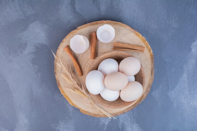 船上の木製カップの卵。