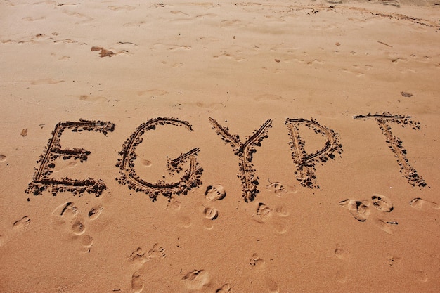 Free photo egypt written in the sand on the beach