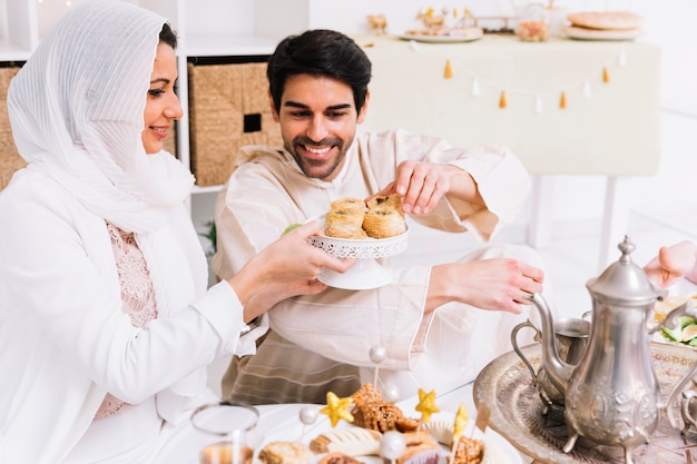 Концепция Eid al-fitr с пищей арабов и друзьями