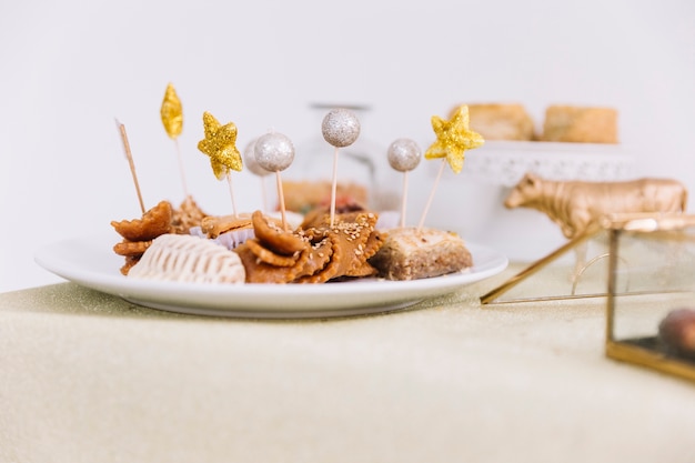 Free photo eid al-fitr concept with arab food