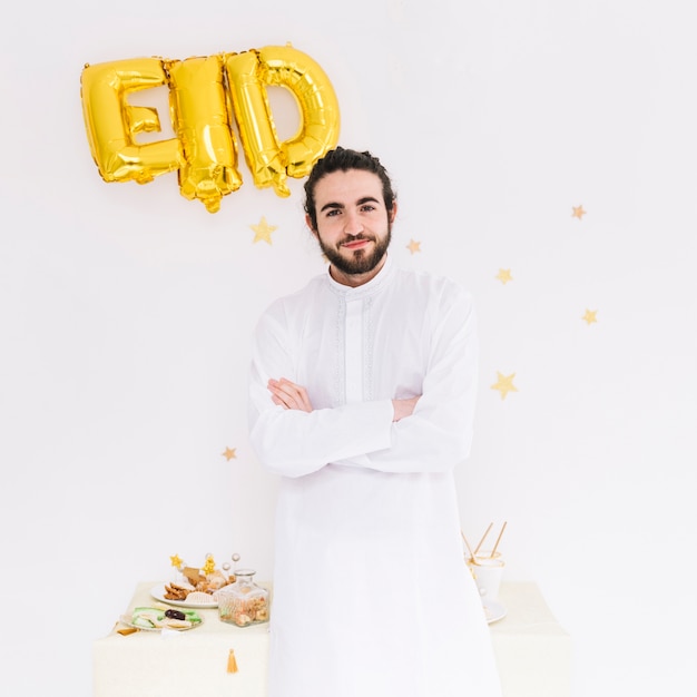 Foto gratuita eid al-fitr concept con uomo musulmano