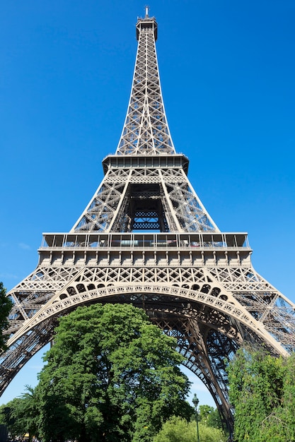 青い空、パリ、フランスのエッフェル塔。