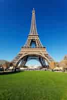 Free photo eiffel tower in paris with gorgeous colors in autumn