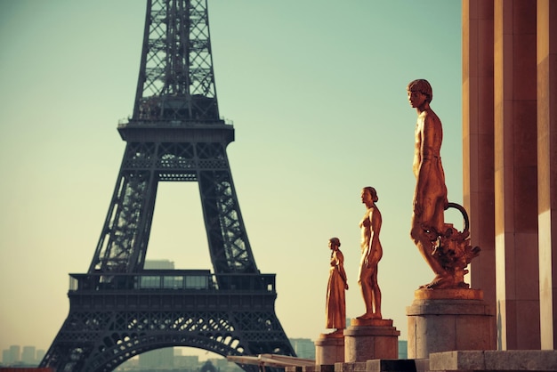 パリの有名な街のランドマークとして彫像のあるエッフェル塔
