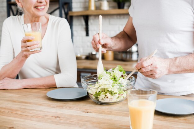 老夫婦の台所で料理