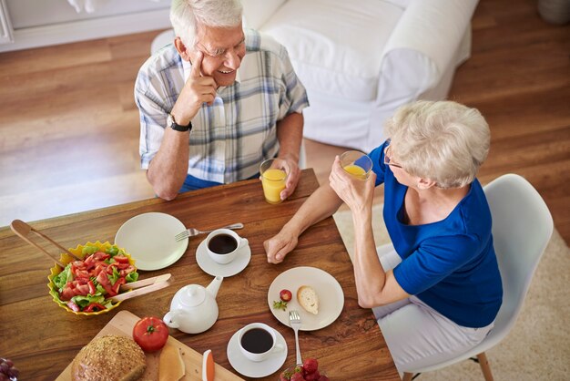 一緒に朝食を食べる老夫婦