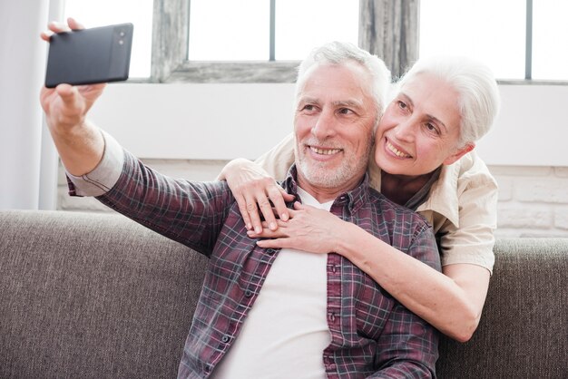 年配のカップル、selfieを作る