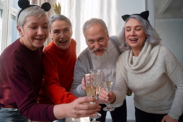 Foto gratuita anziano gruppo di amici in festa