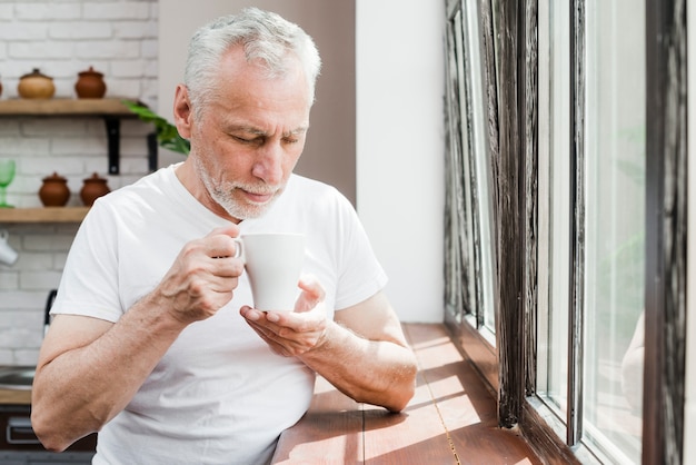 コーヒーを飲んでいる年配の男性