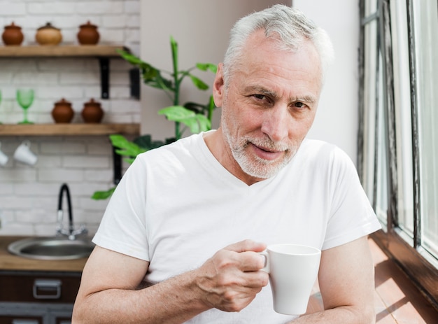 コーヒーを飲んでいる年配の男性