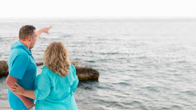 海を楽しむ高齢者の観光客のカップル