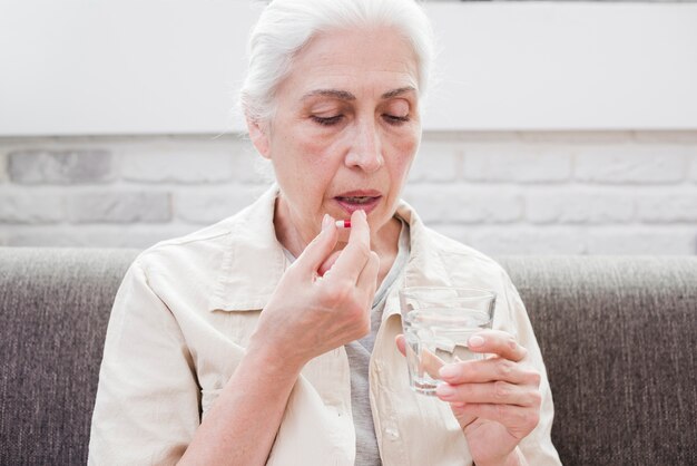 彼女の薬を飲んでいる年配の女性