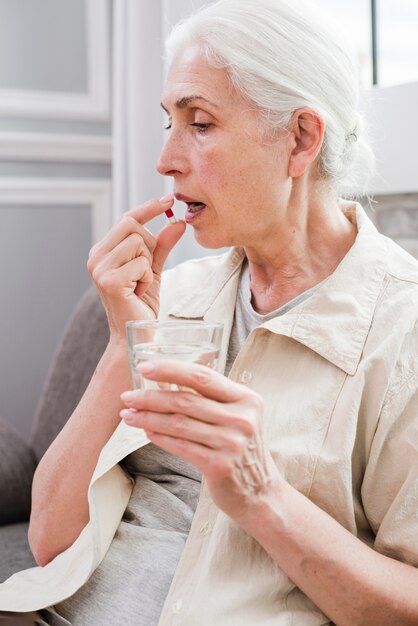 彼女の薬を飲んでいる年配の女性