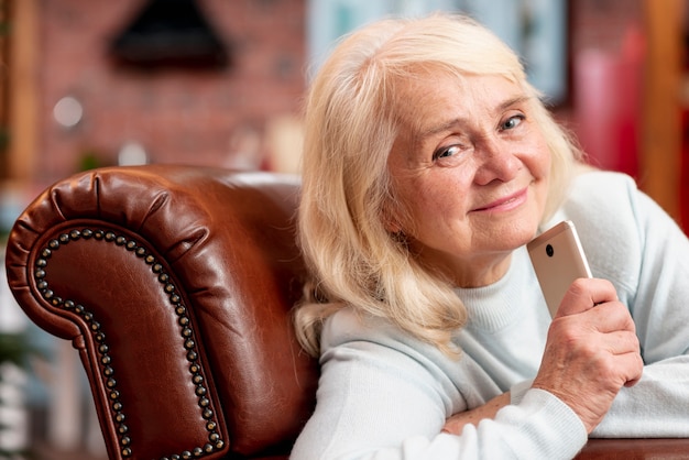 Foto gratuita donna anziana a casa con il cellulare