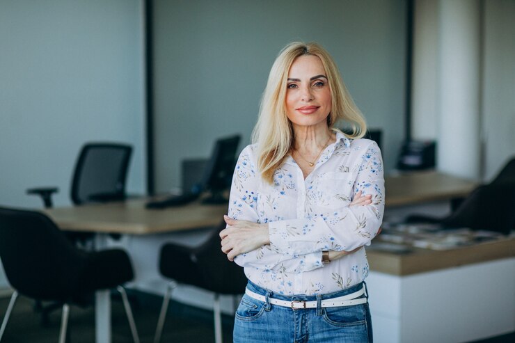 Free Photo elderly business woman in office isolated