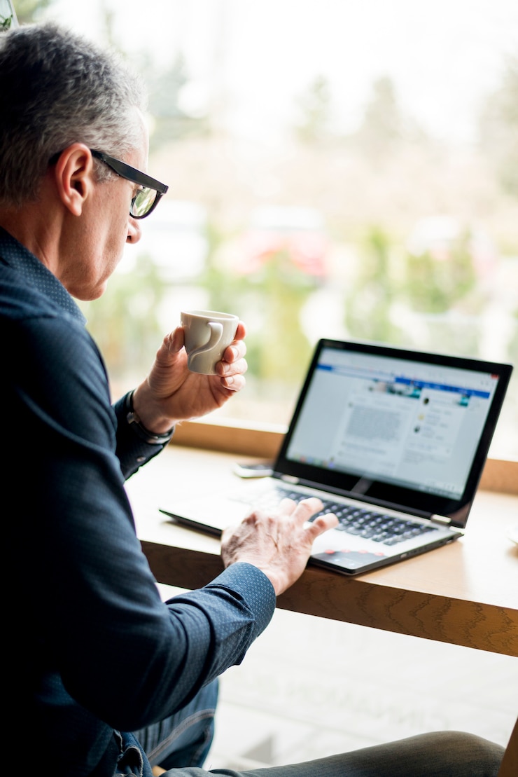 Free Photo elderly businessman working in laptop
