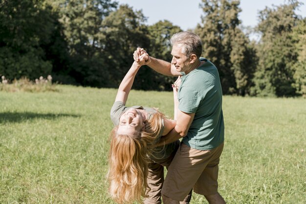 Free photo elderly couple dancing and having fun