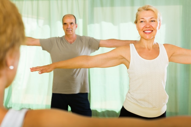 Free photo elderly couple with trainer