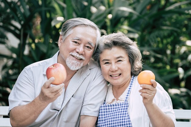 健康食品を一緒に調理する高齢者のカップル