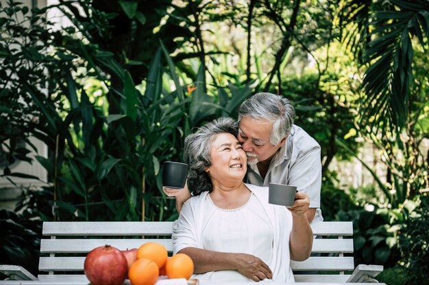 Пожилые пары играют и едят фрукты