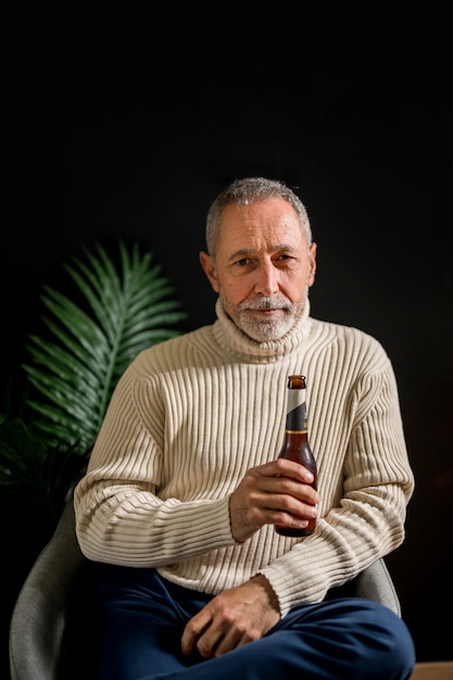 Free photo elderly male with bottle of beer