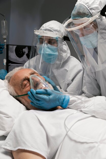 病院で特別な設備で呼吸している老人