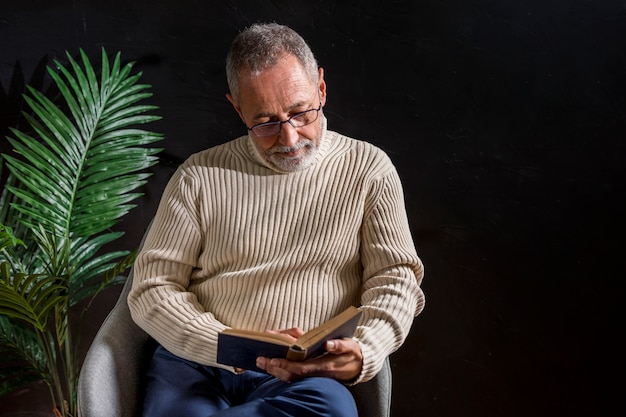 Free photo elderly man reading book