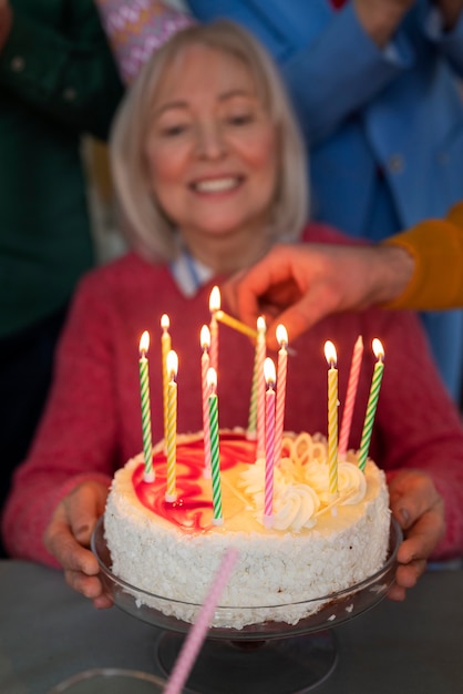 誕生日を祝う高齢者