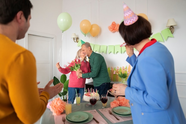 Foto gratuita anziani che festeggiano il loro compleanno