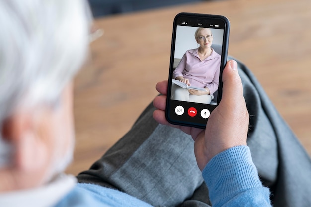 Foto gratuita anziani che effettuano una videochiamata