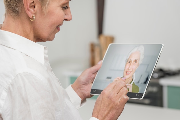 Foto gratuita anziani che effettuano una videochiamata