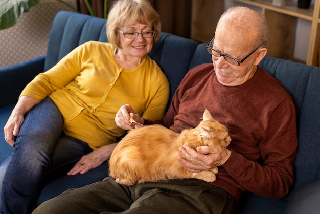 Foto gratuita anziani con gatto domestico